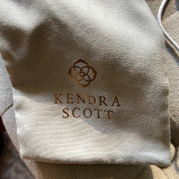 New Elles - Picture 3 of 3